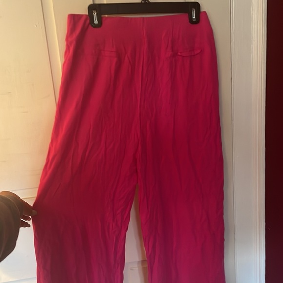 Hot pink wide leg capris with buttons - Picture 3 of 4